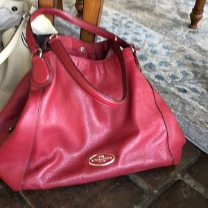 Newish coach bag, very attractive. Excellent.